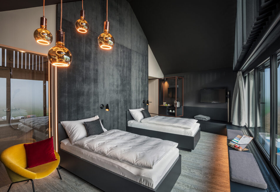 Macardo Premium B&B Dunkles Holz Zimmer