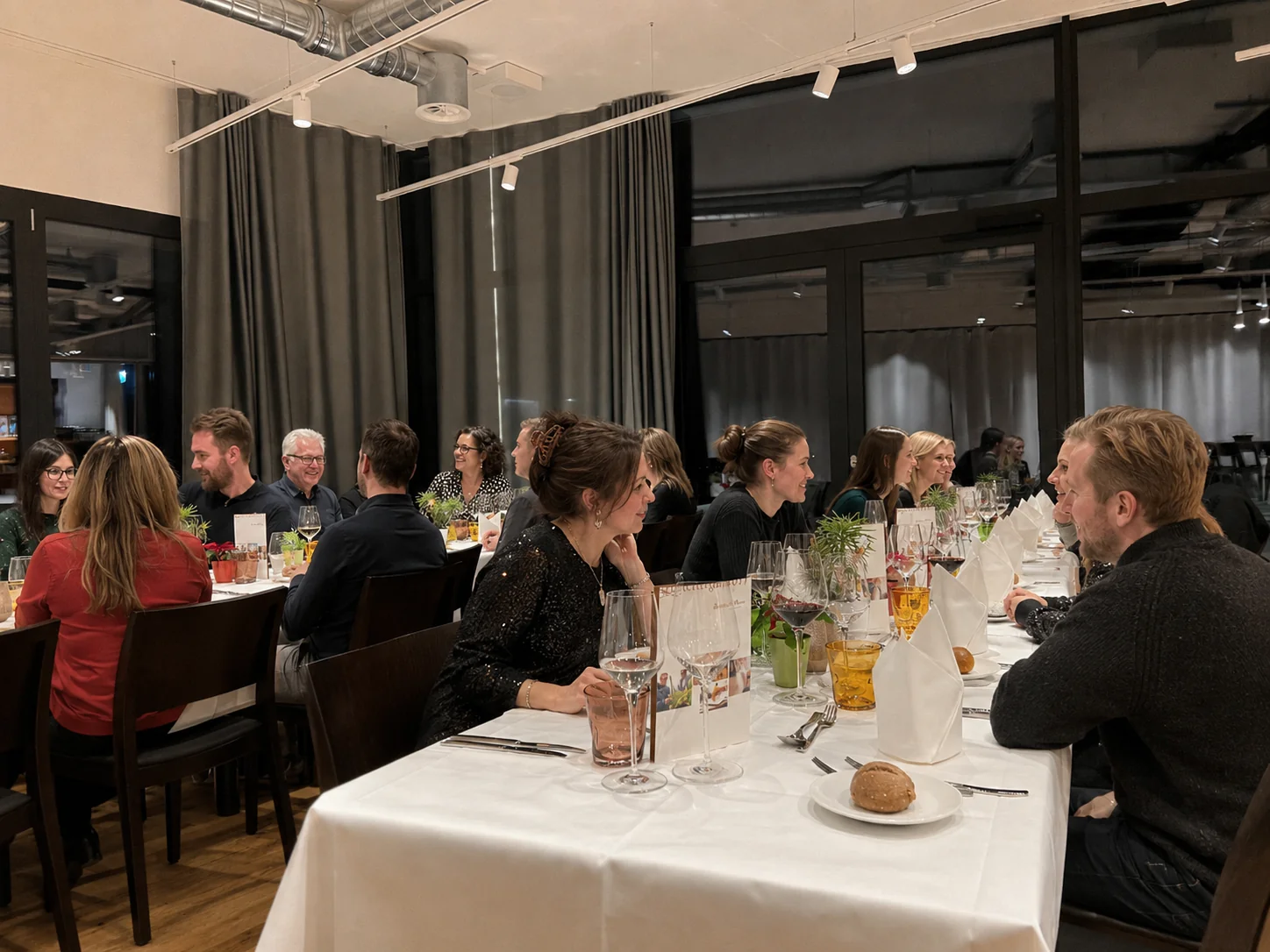 Abendessen Saal lange Tische