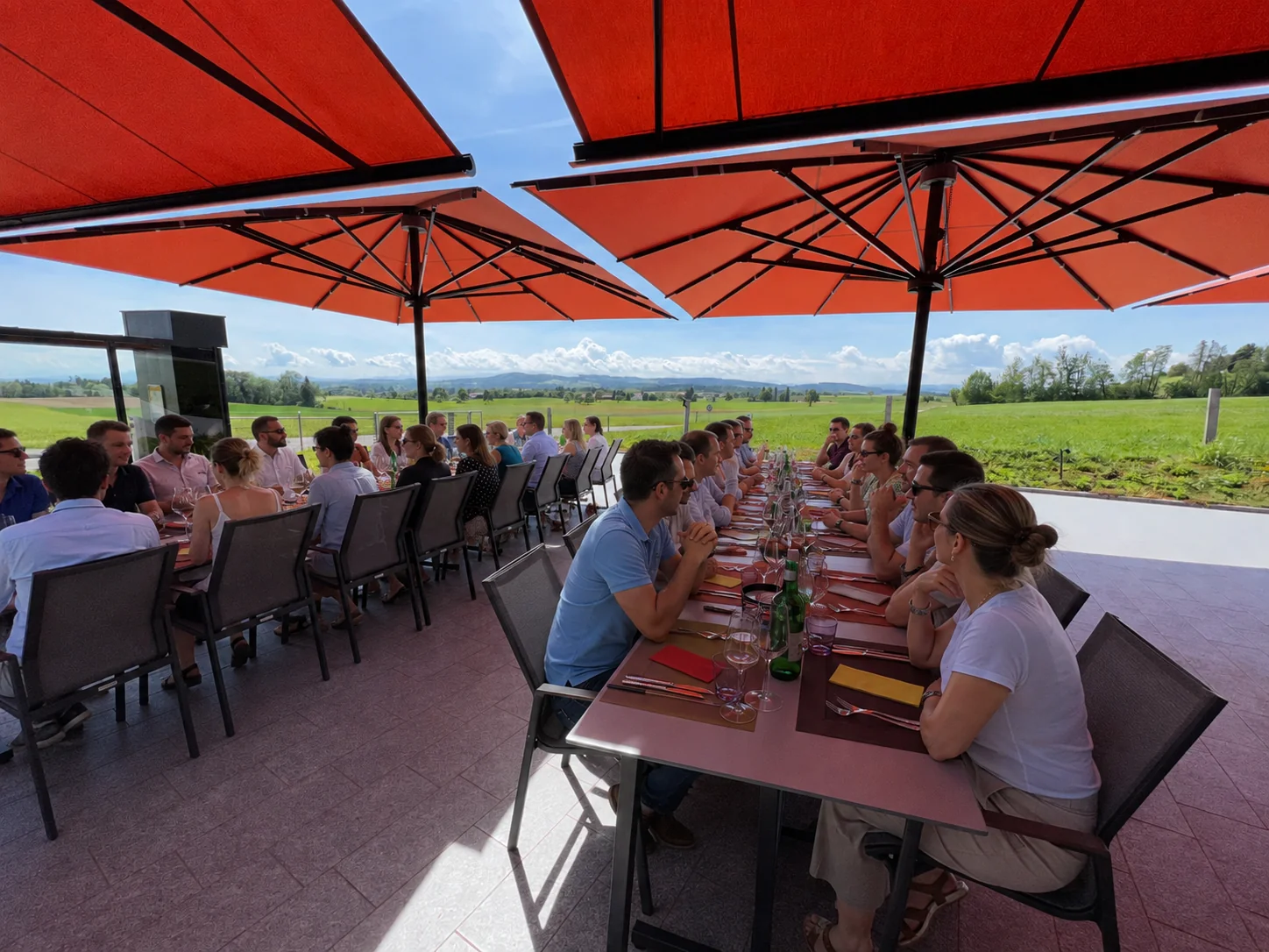 Macardo Terrasse mit Gästen beim Mittagessen