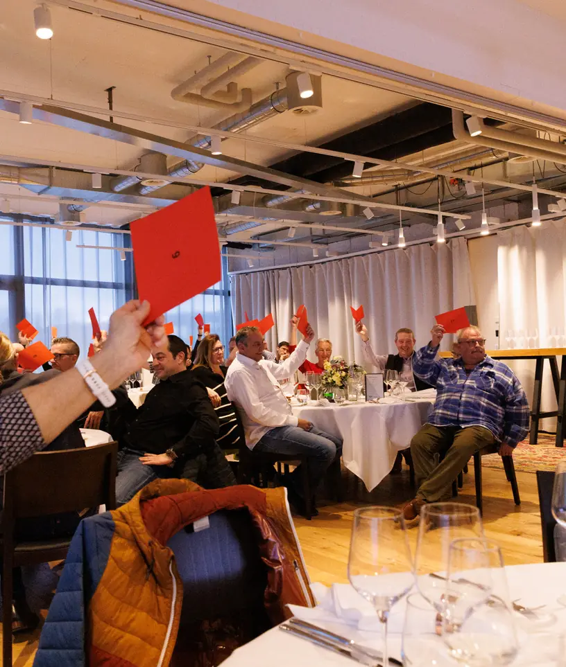 GV an runden Tischen im Event Raum mit Gästen
