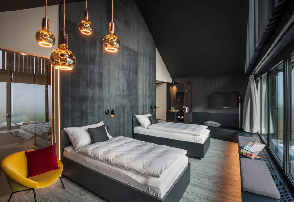 Macardo Premium B&B Dunkles Holz Zimmer