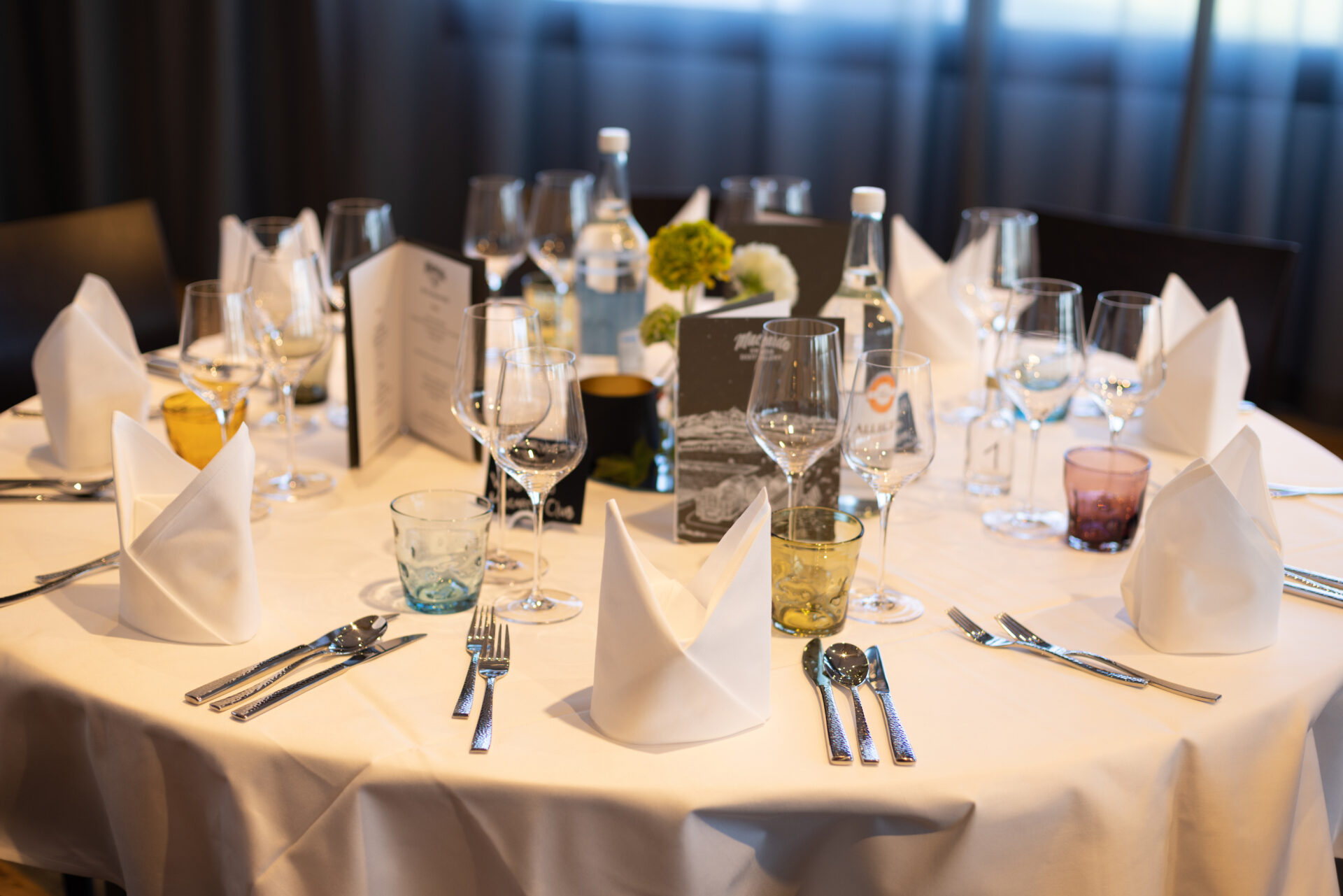 Macardo Event Location weiss gedeckter Tisch